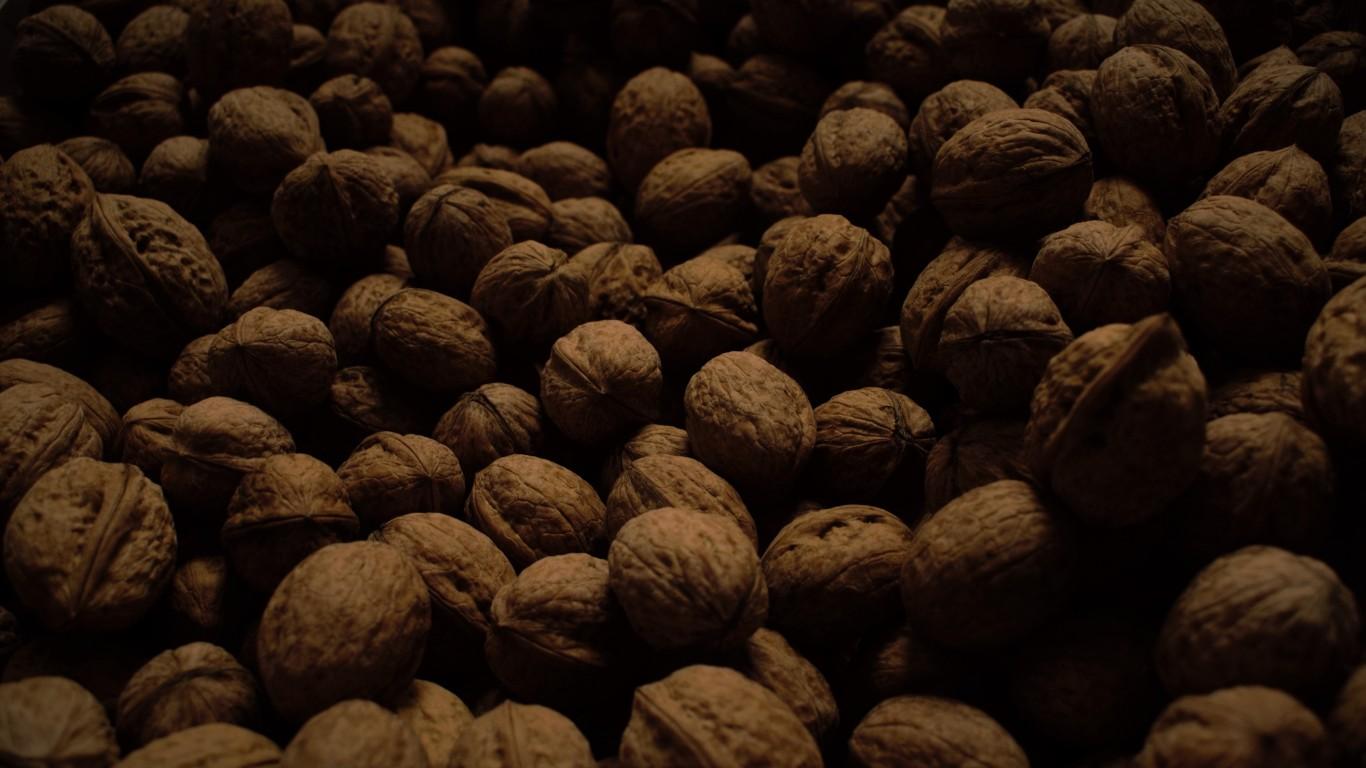 Download 1366x768 Walnuts, Snack, Nuts, High Calorie Wallpaper