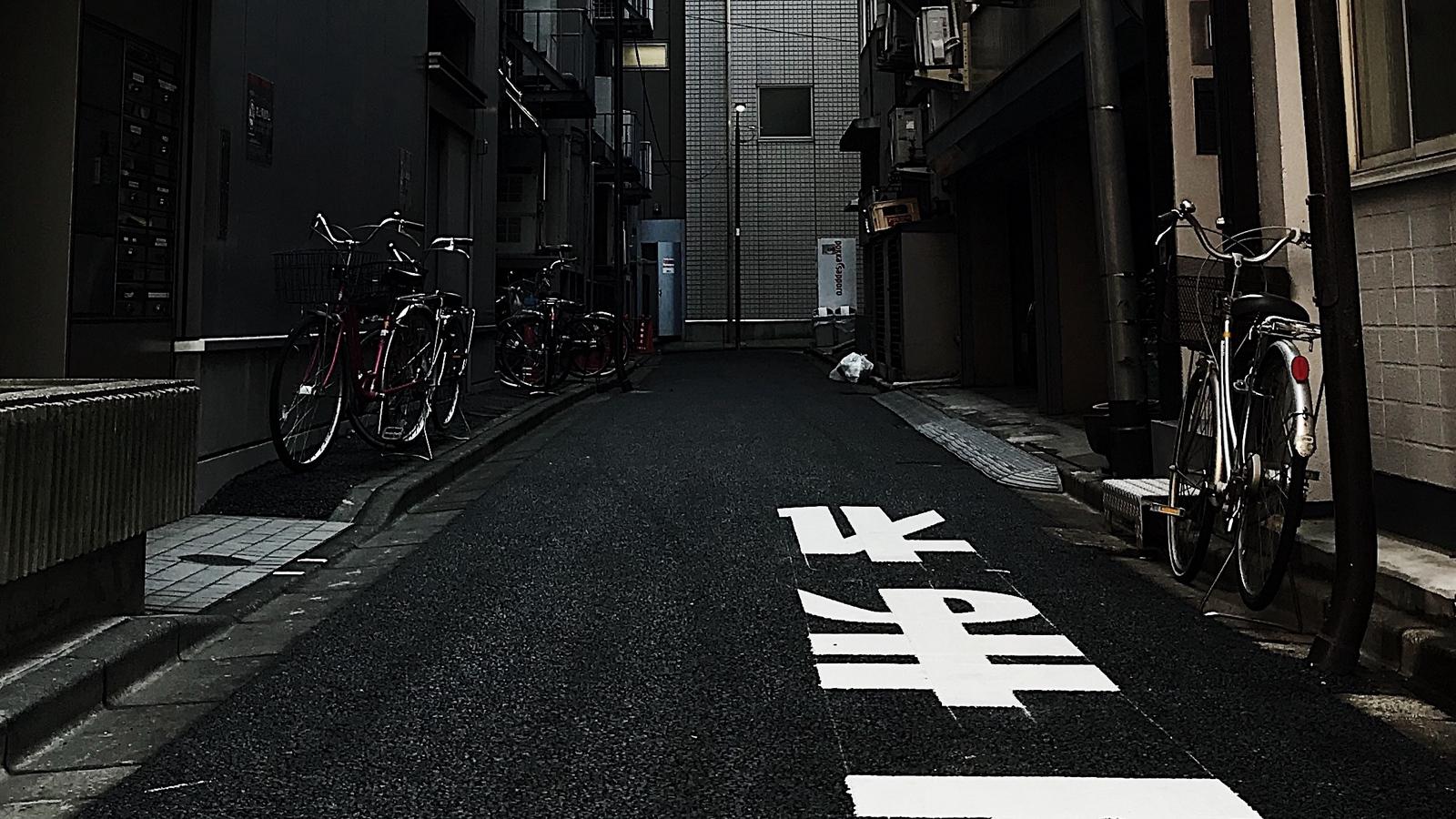 Download wallpaper 1600x900 alley, buildings, asphalt, bicycles