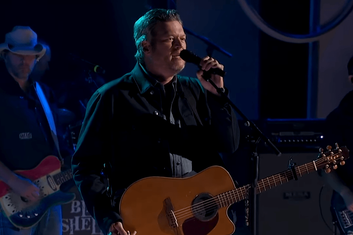 Blake Shelton Performs 'God's Country' on Red Nose Day Special