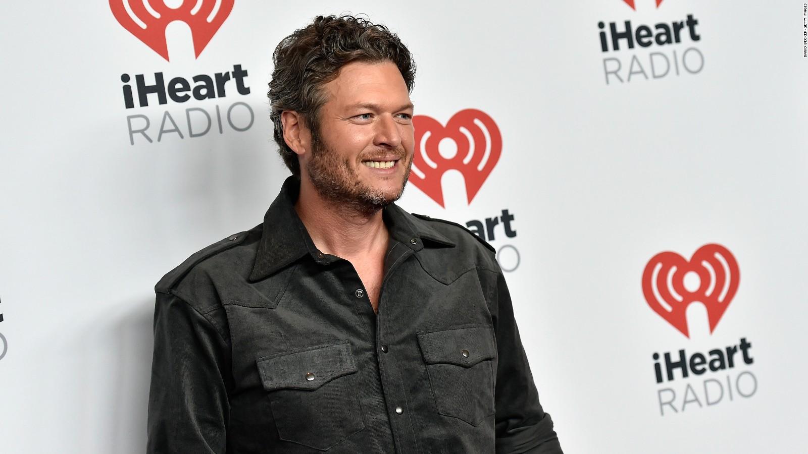 Blake Shelton apologizes after racist and homophobic tweets