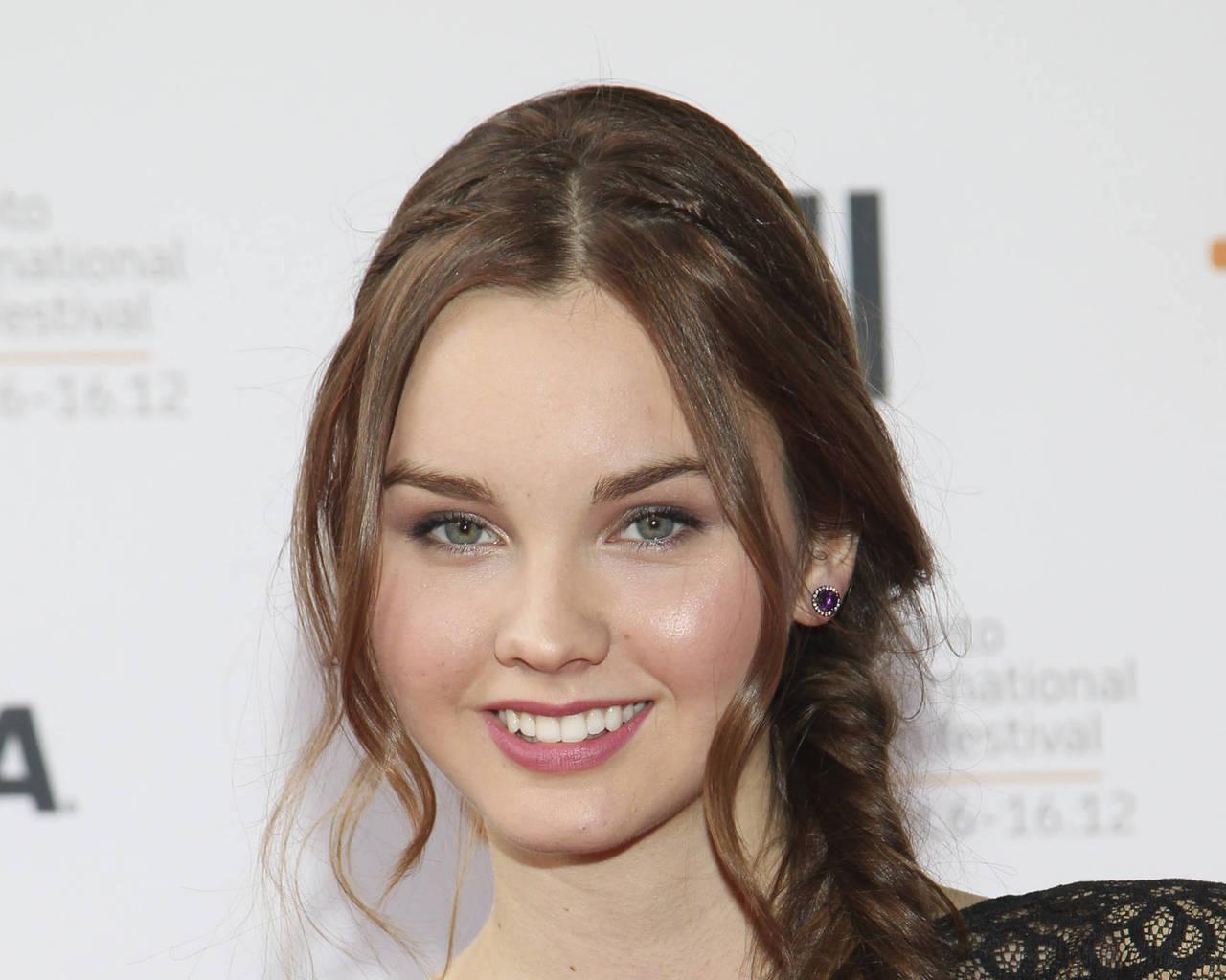 Madeline carroll look alike