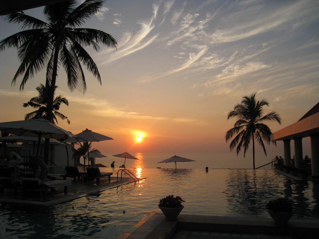 Sunset at Infinity Pool Resort Kovalam, Trivandru