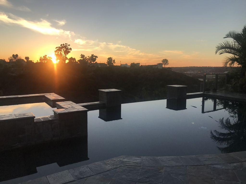 NEW!!! Sunsets, Space, Infinity Pool, Jacuzzi Heaven