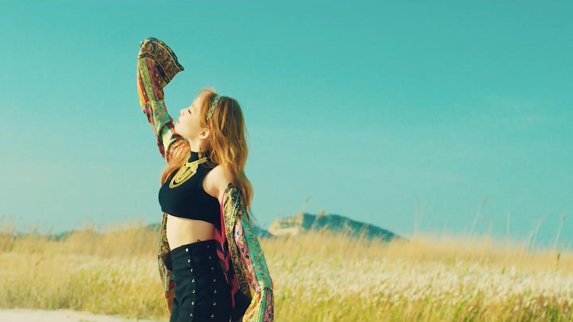 Kim Chung Ha' Dances To 'Why Don't You Know' In Dance Practice Video