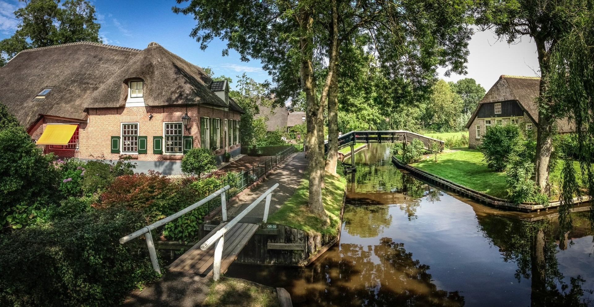 Group Travel. Giethoorn, Enkhuizen and reclaimed land. Koninklijke