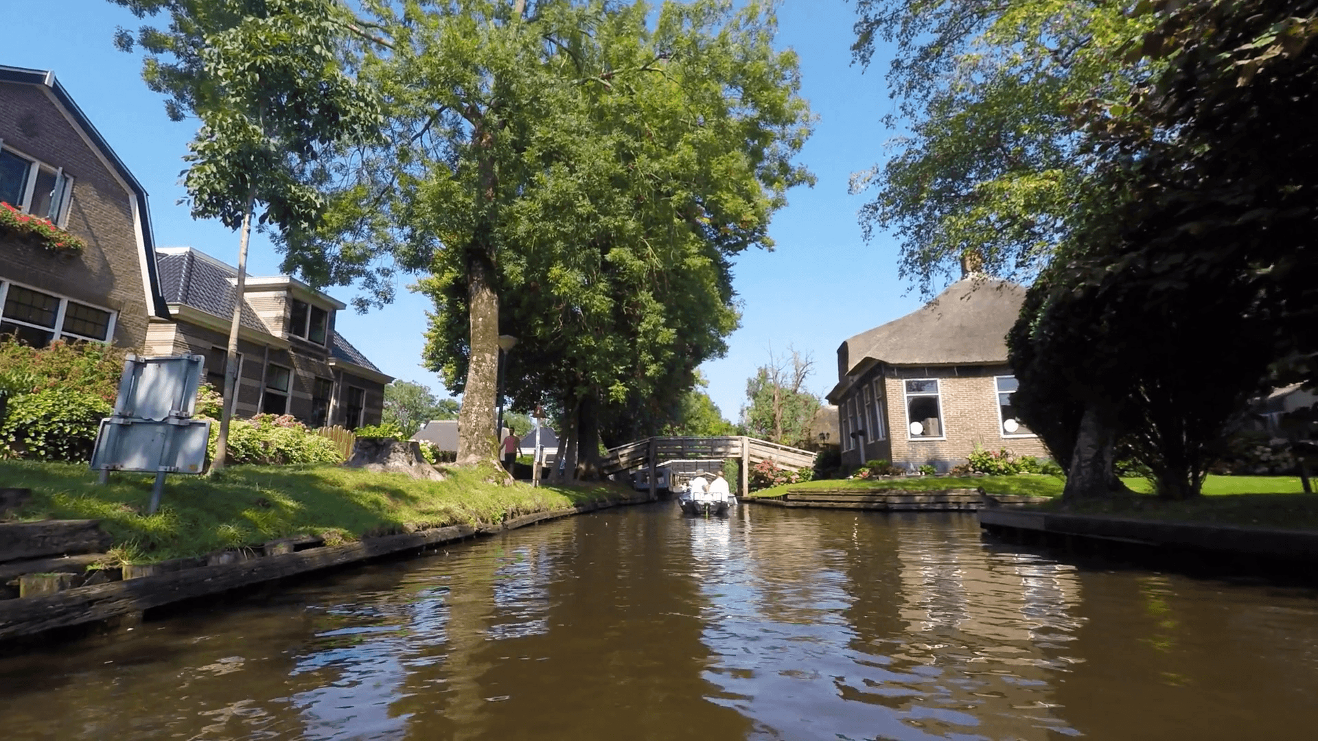 Motor boat ride in the main canal of the famous village of Giethoorn