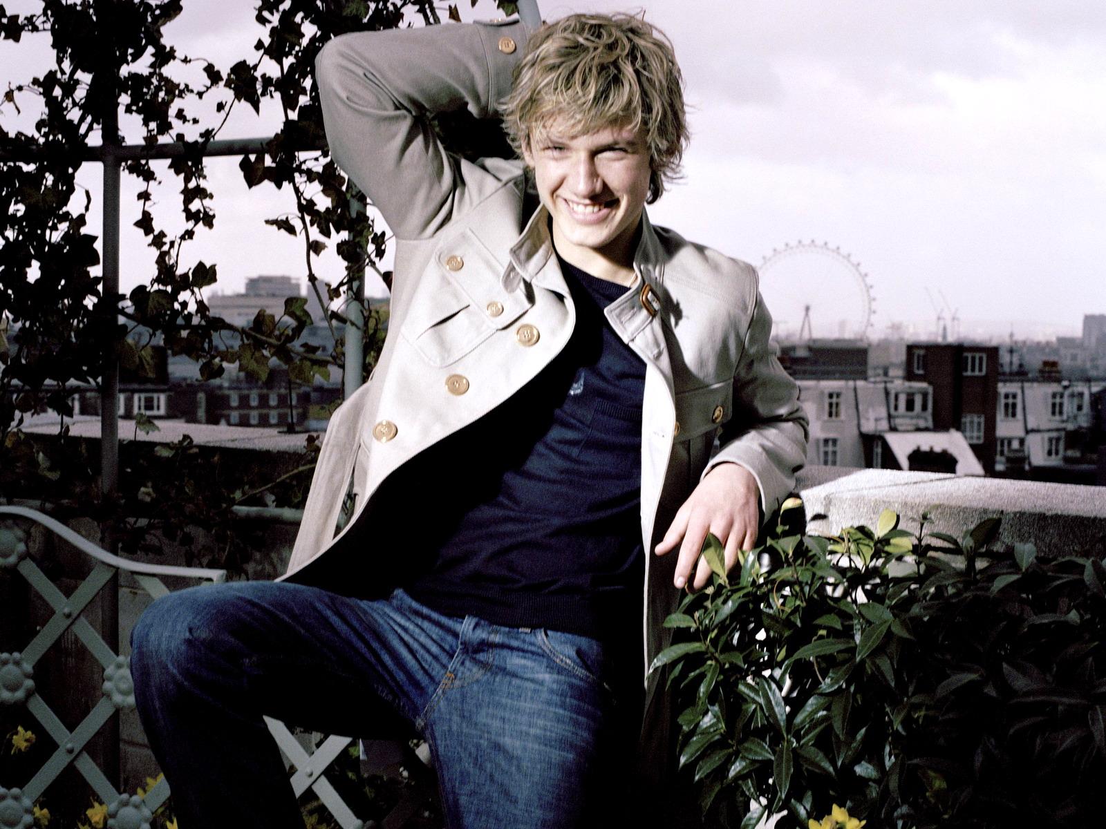 Alex Pettyfer Cool (id: 198211)