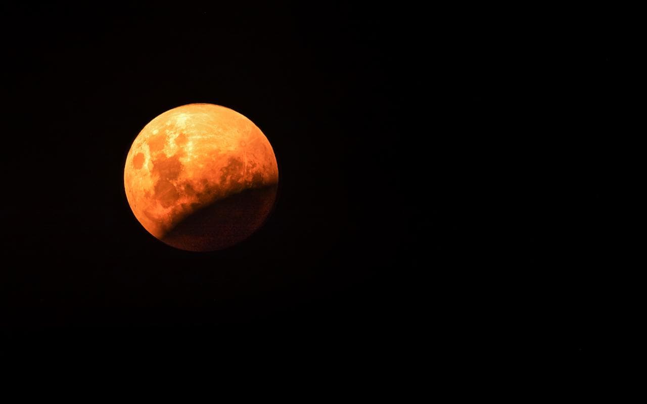 Partial lunar eclipse 2019: How to view tonight's event in the UK