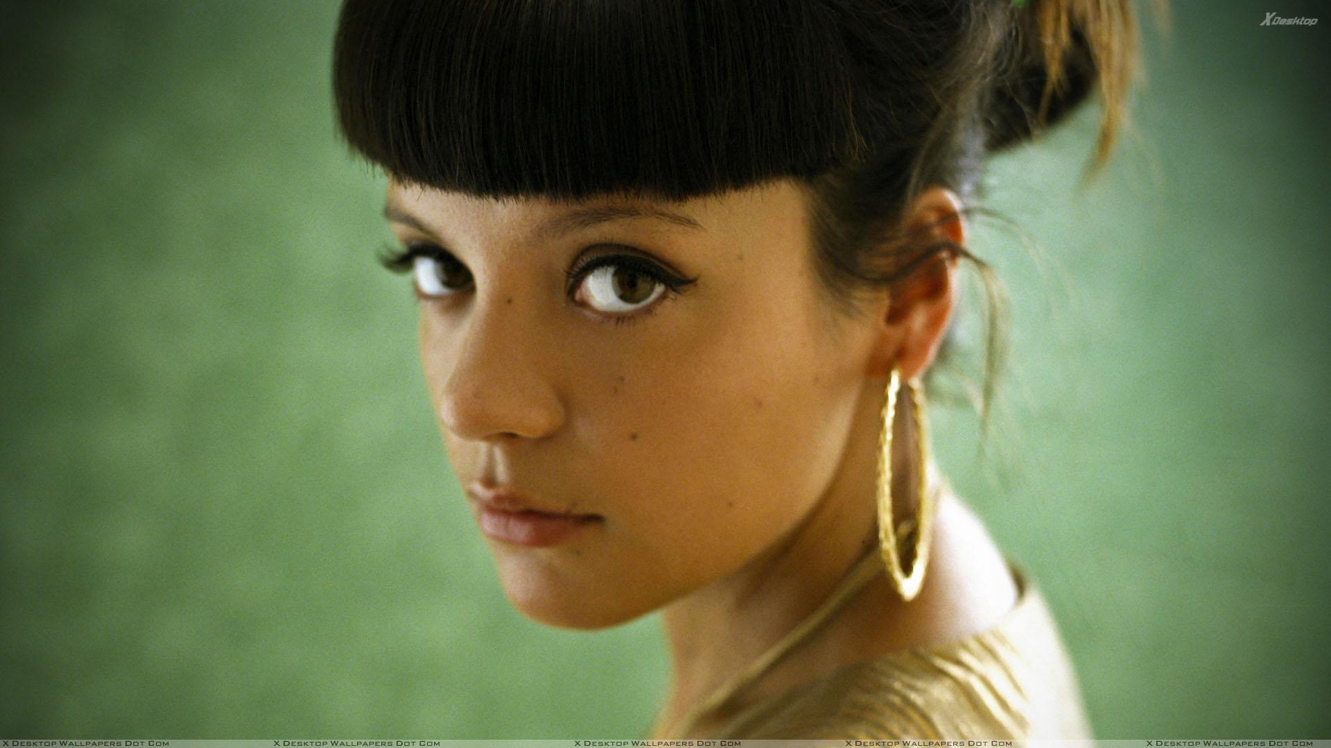 Lily Allen Looking Side And Side Face Closeup Wallpaper