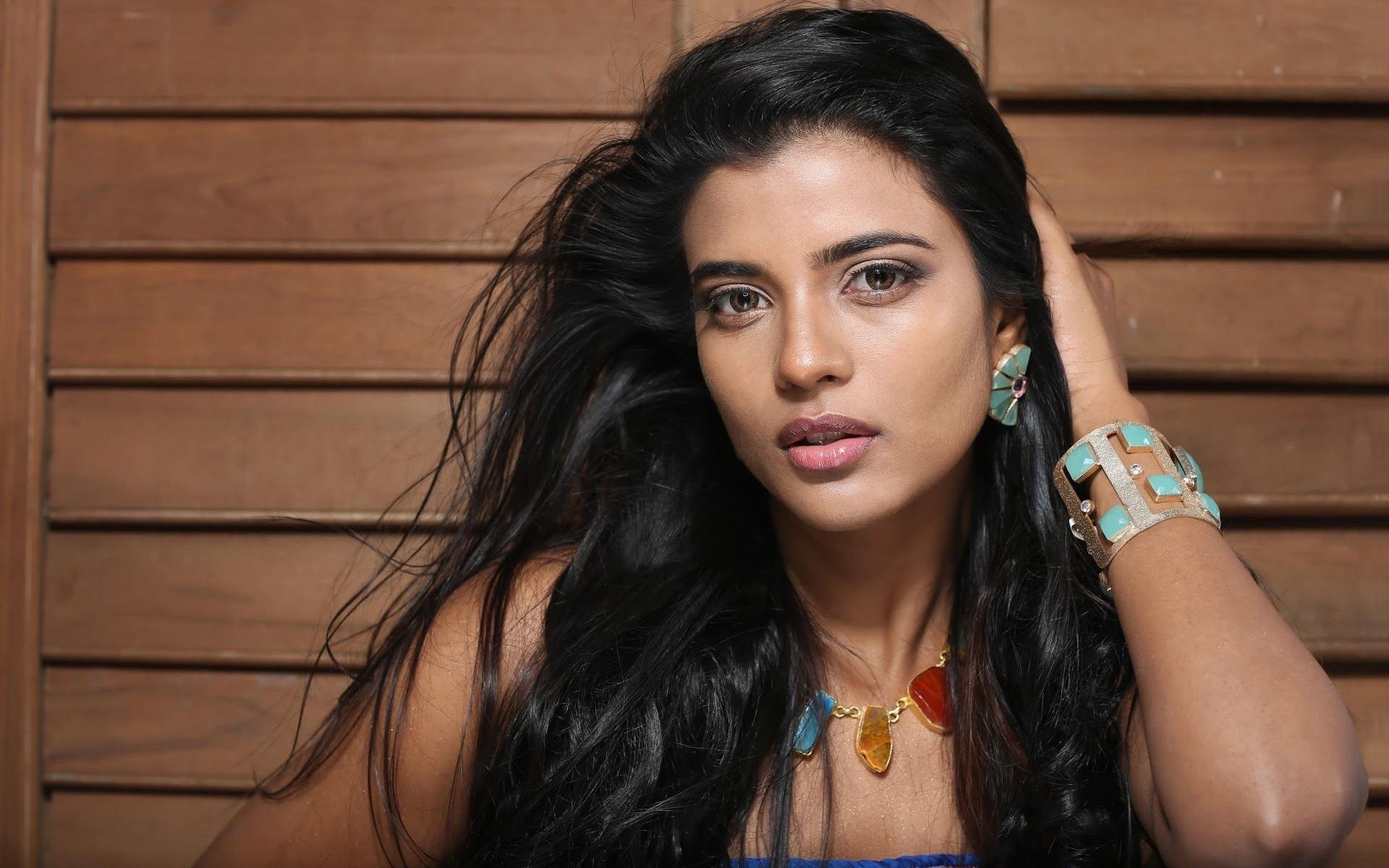 Aishwarya Rajesh Wallpaper