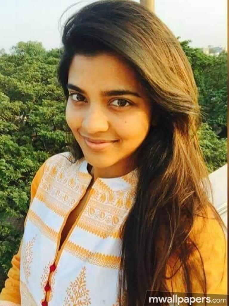 Aishwarya Rajesh Cute HD Photo (1080p) Android IPhone IPad HD