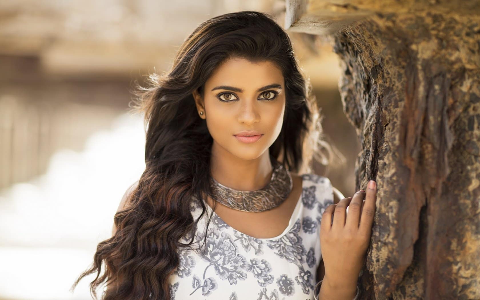 Aishwarya Rajesh HD Backlground Photo