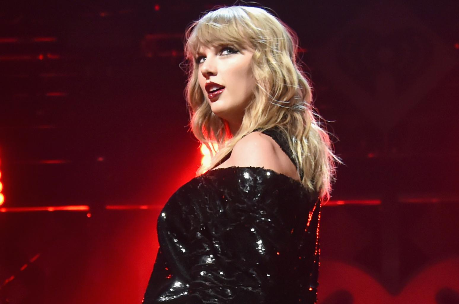 Taylor Swift Celebrates Countdown to Reputation Stadium Tour With