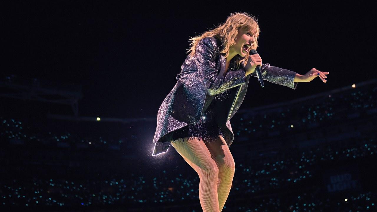 Taylor Swift Had the Best Reaction to Her Onstage Set Malfunction