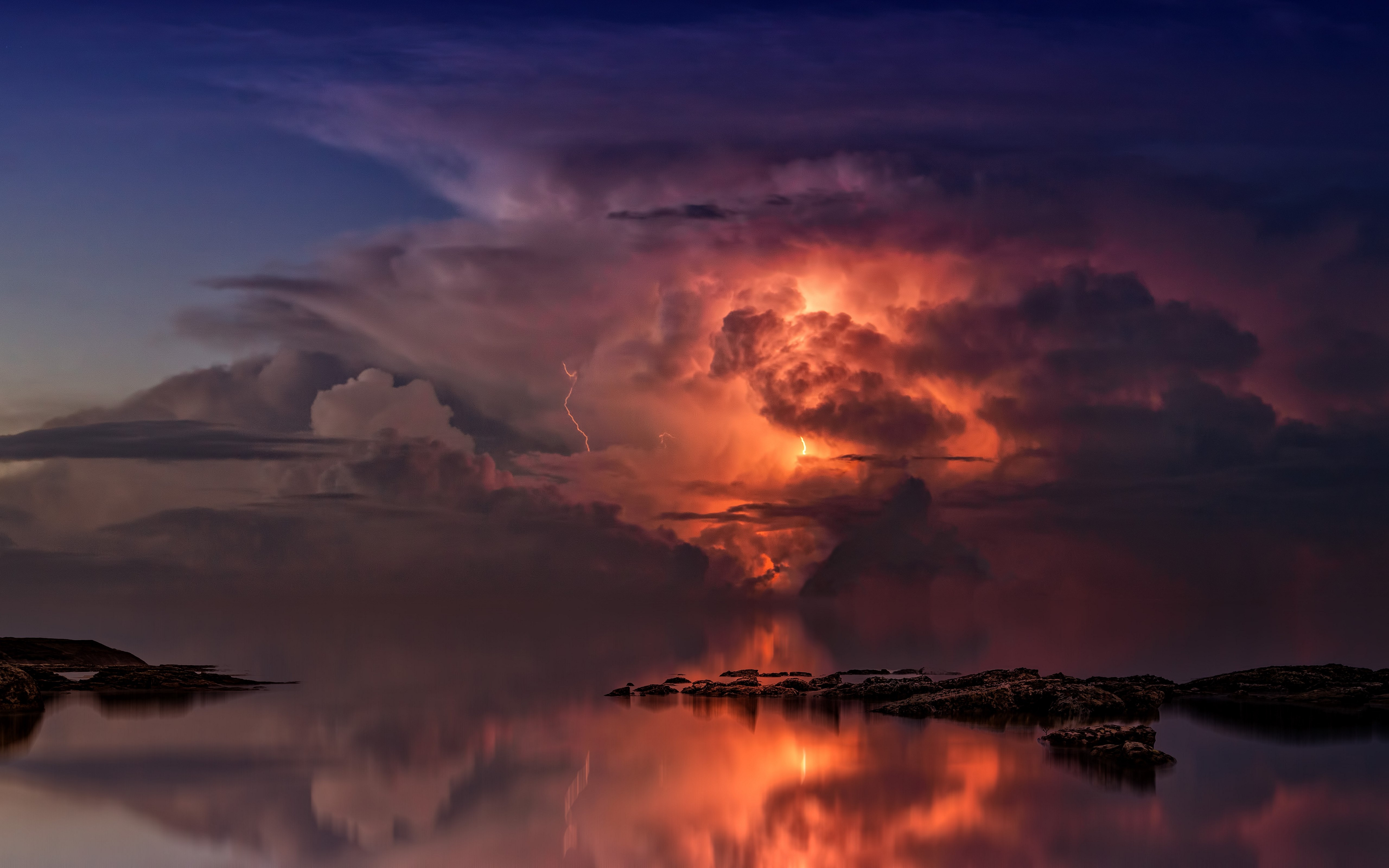 Download wallpaper: Lightning and thunderstorm in the sky 5120x3200