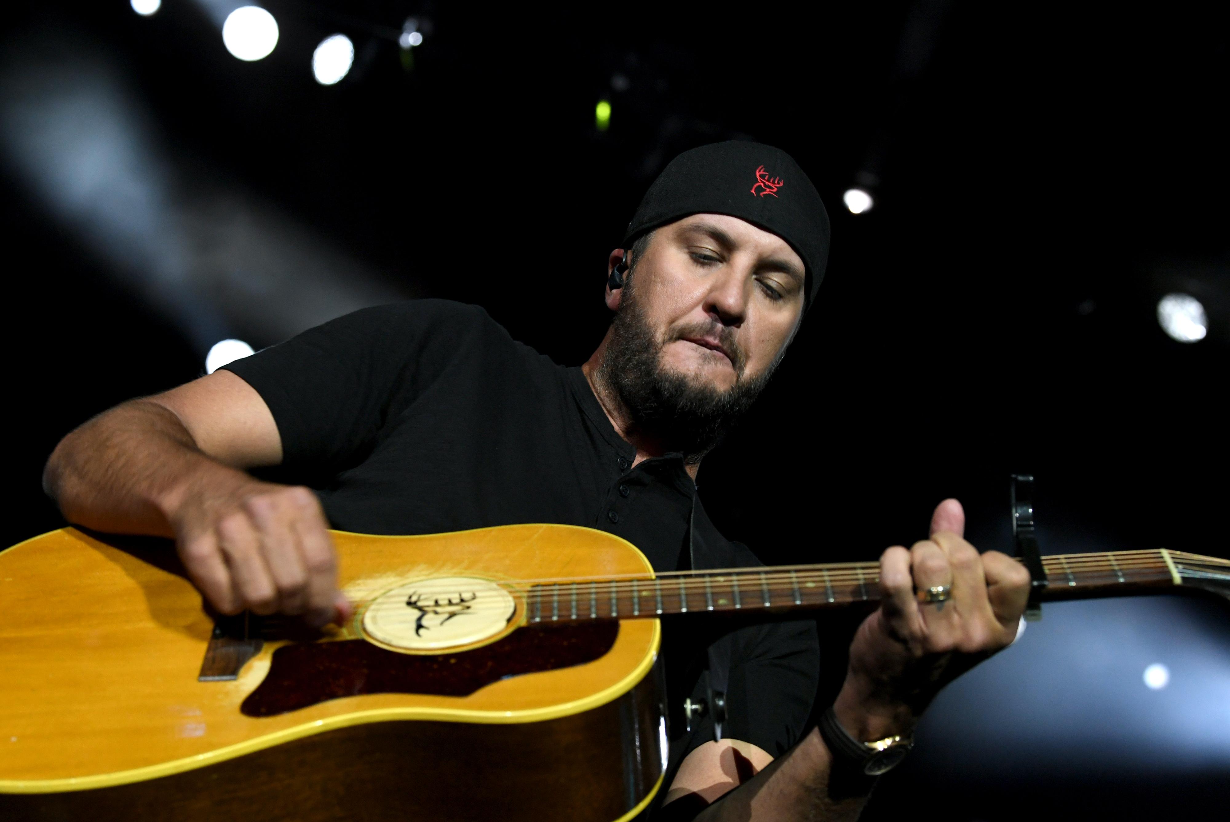 Luke Bryan's in favor of “Knockin' Boots” on the Sunset Repeat Tour