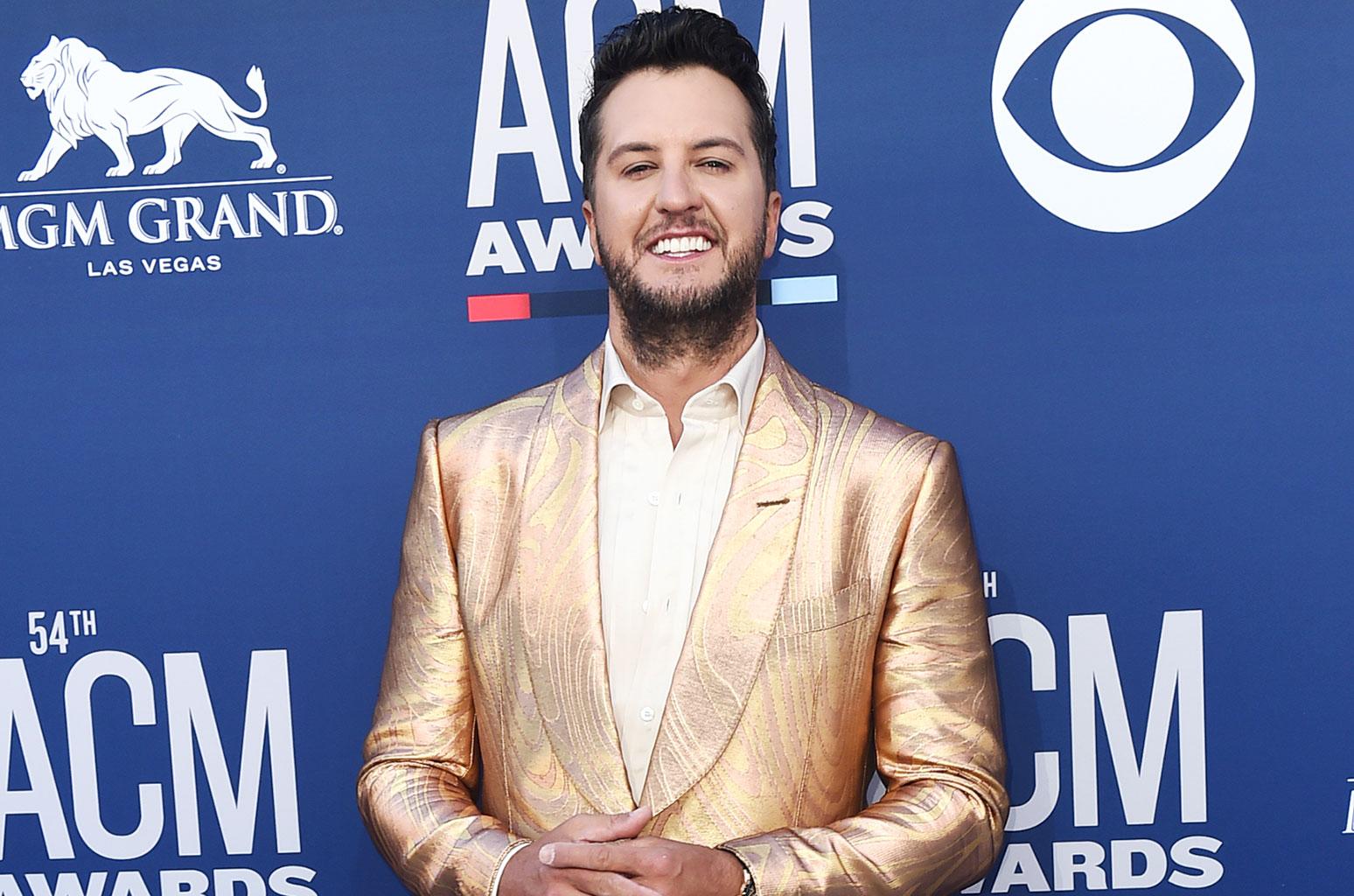 Luke Bryan Delivers a Fun Performance of &;Knocking Boots&