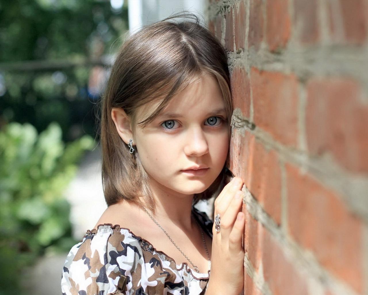 Download wallpaper 1280x1024 child, girl, sad, wall standard 5:4 HD