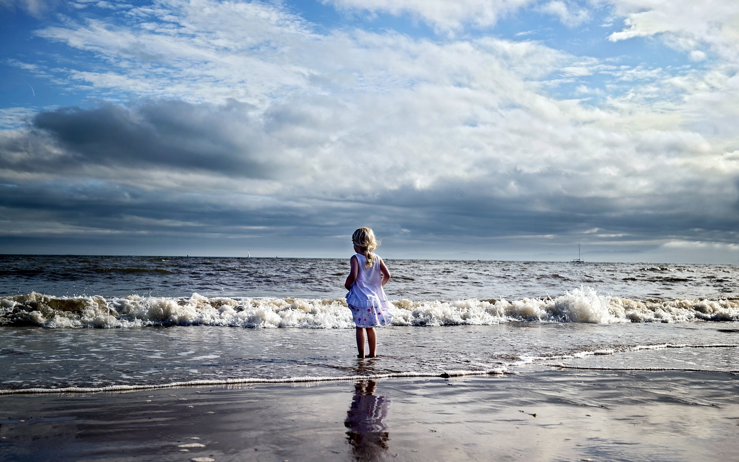 Download wallpaper 2560x1600 child, girl, beach, sea, waves HD