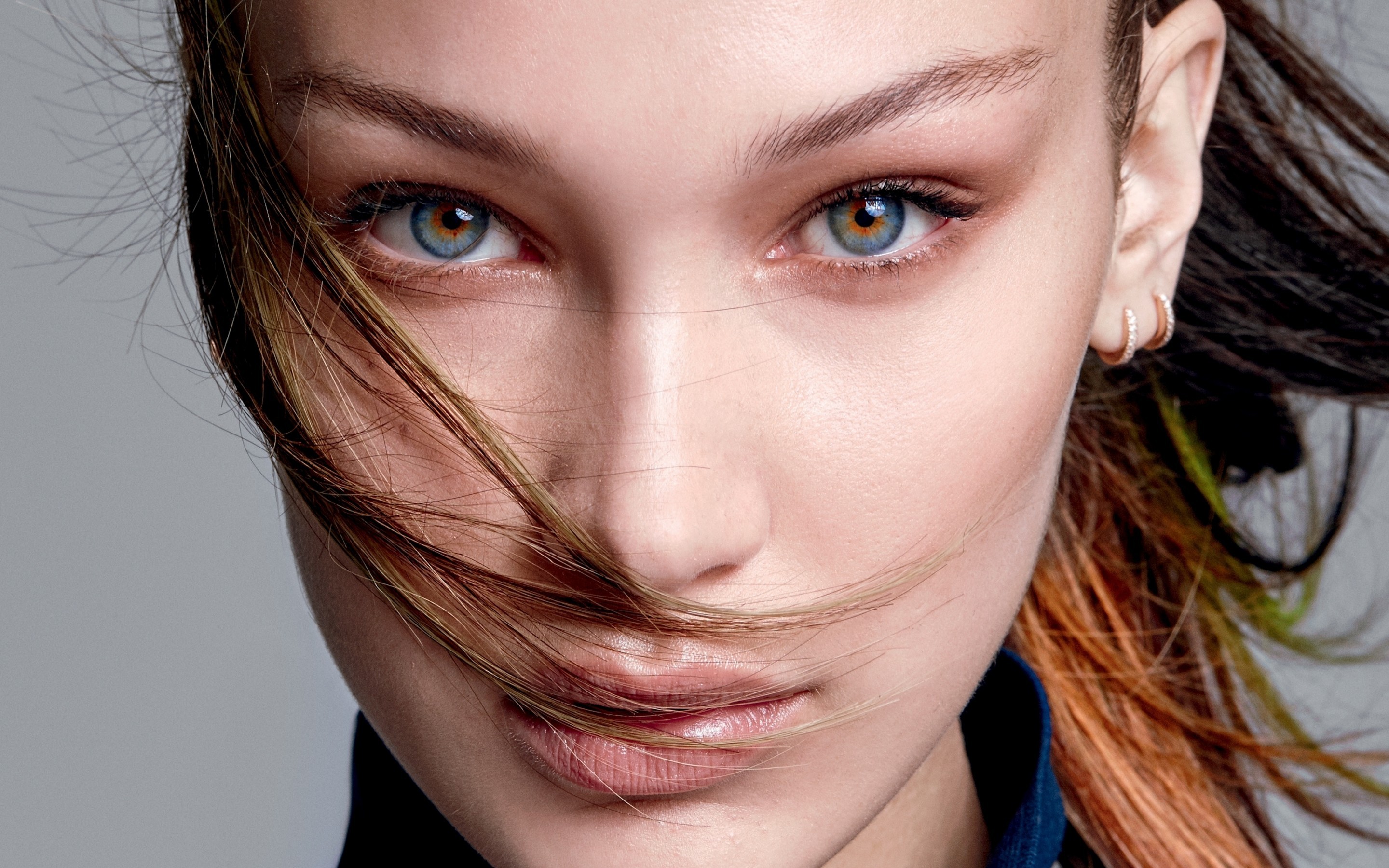 Download 2880x1800 Bella Hadid, Model, Face Portrait, Colorful Eyes