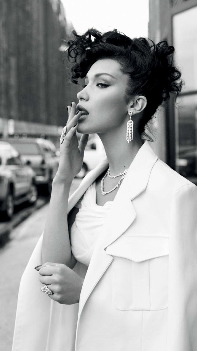 Bella Hadid Lockscreen Wallpaper Image