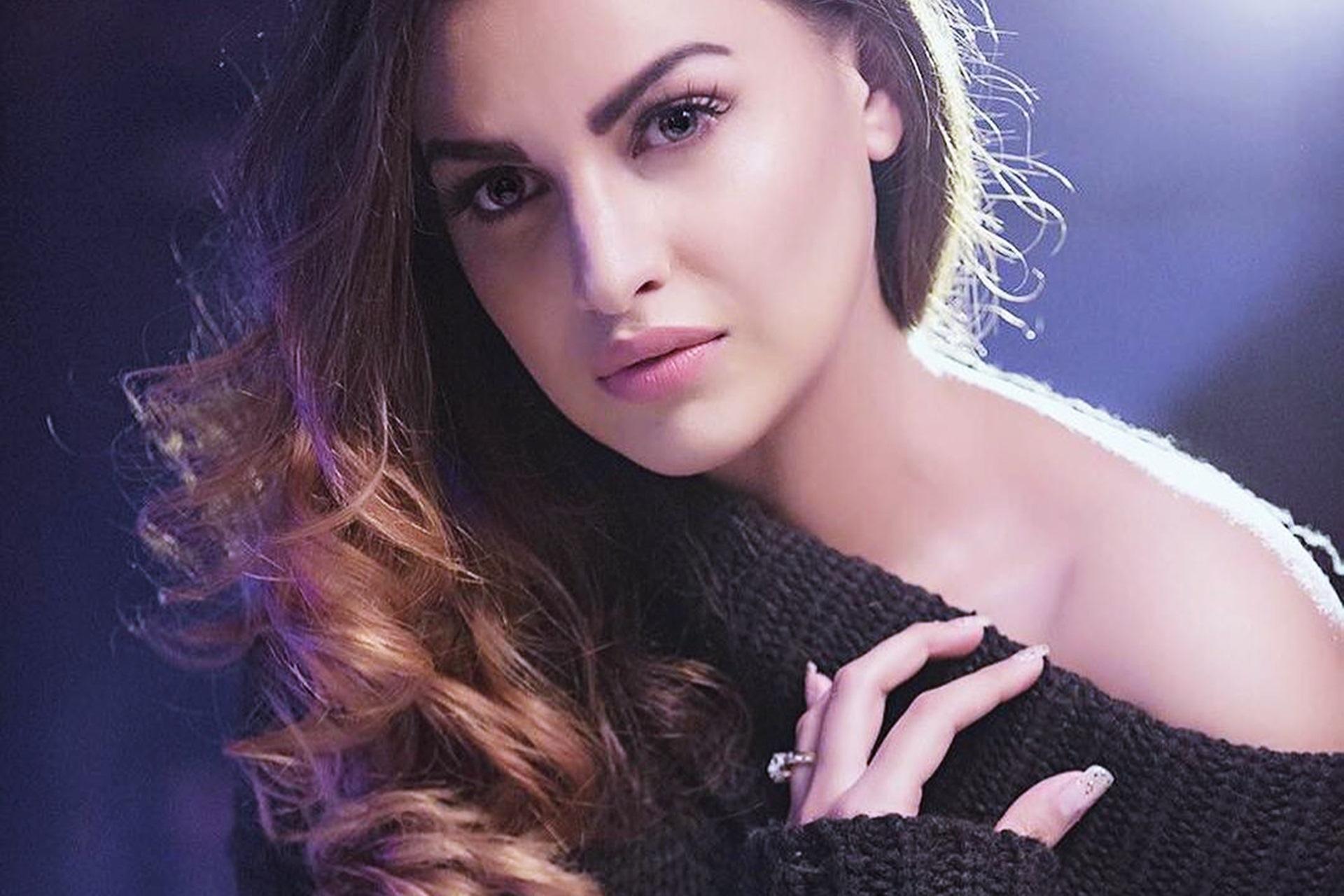 Himanshi Khurana HD Wallpaper 13855