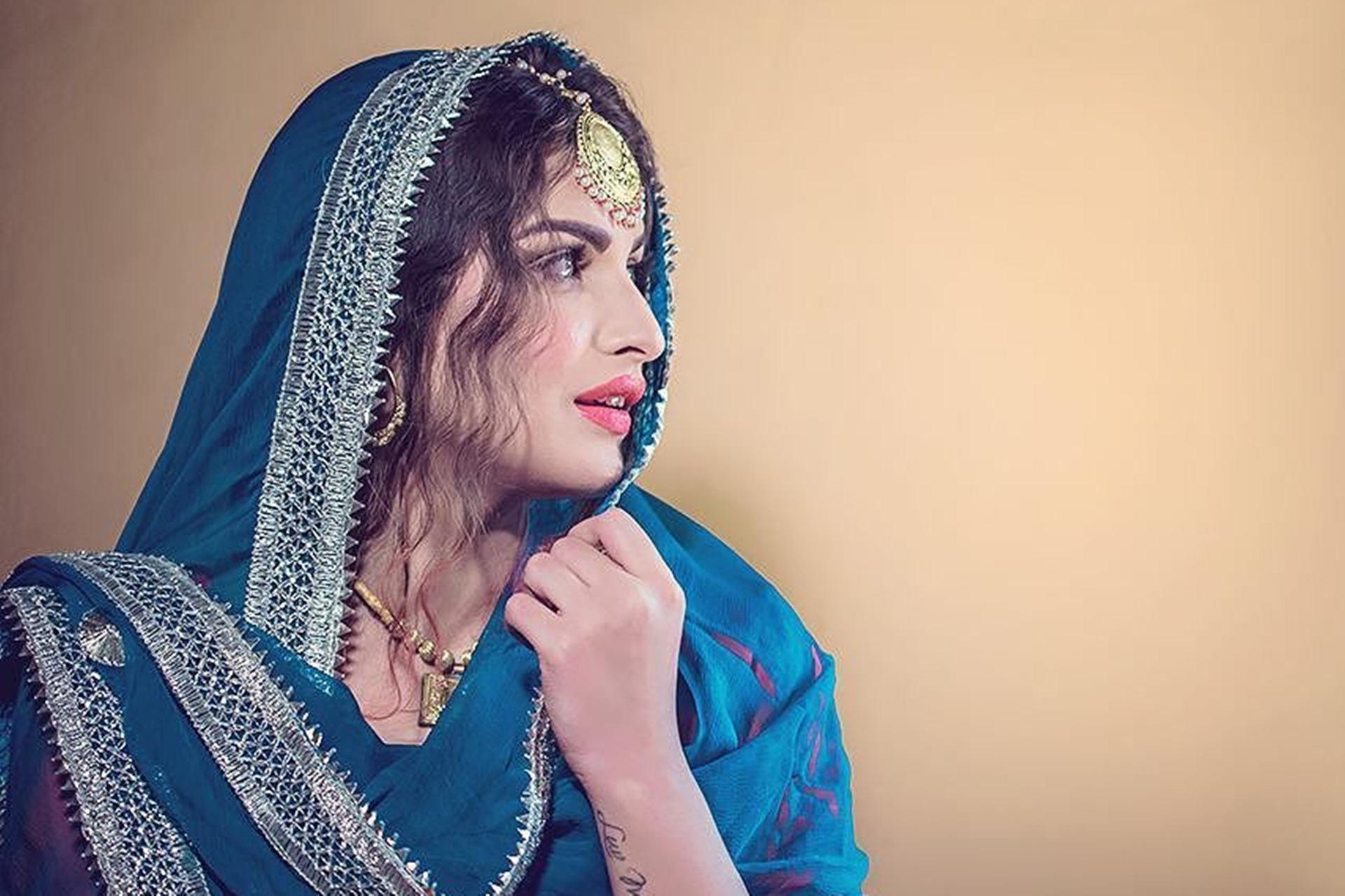 Himanshi Khurana HD Desktop Wallpaper 20979