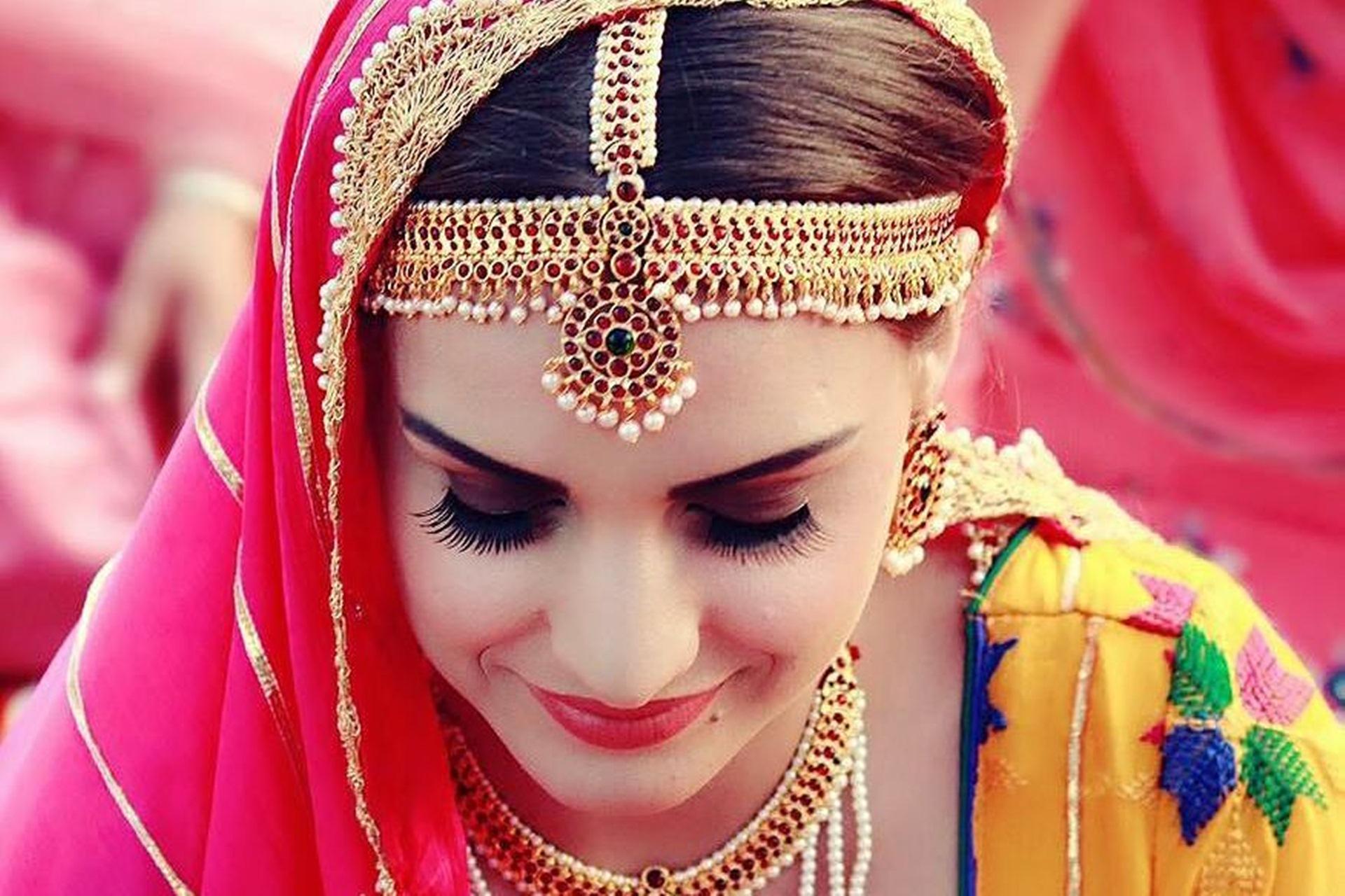 Cute Himanshi Khurana Wallpaper 13725