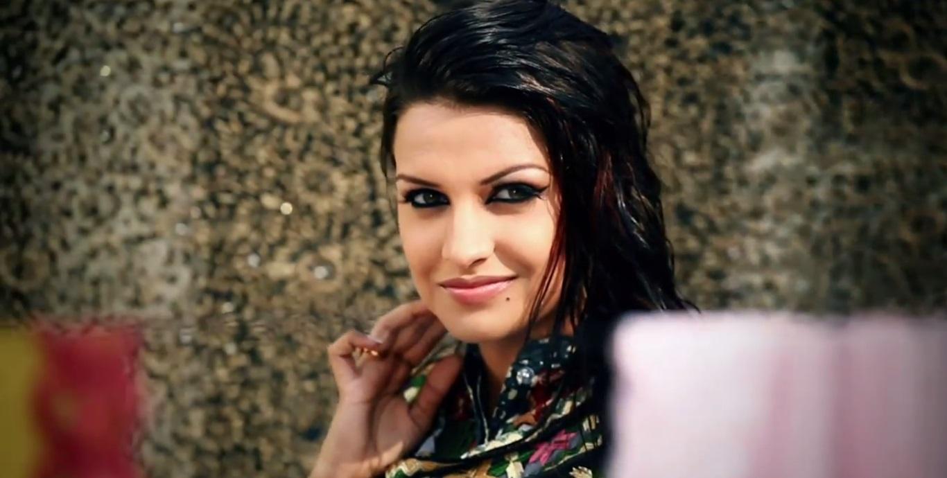 Himanshi Khurana Beautiful HD Wallpaper 1462 - Himanshi Khurana