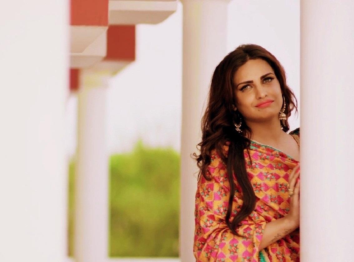 Himanshi Khurana Hot Photo, Image And Wallpaper