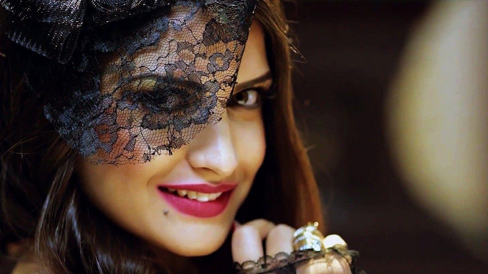 Himanshi Khurana | Social Naukar