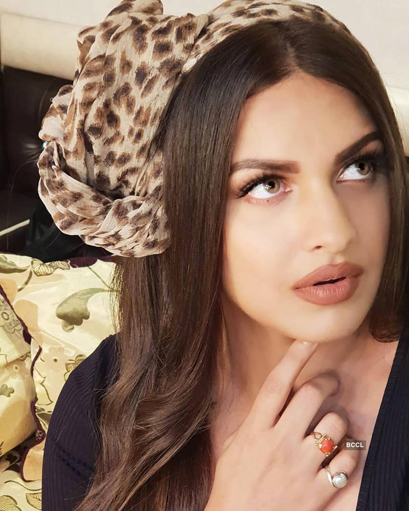 Alluring picture of Himanshi Khurana Pics