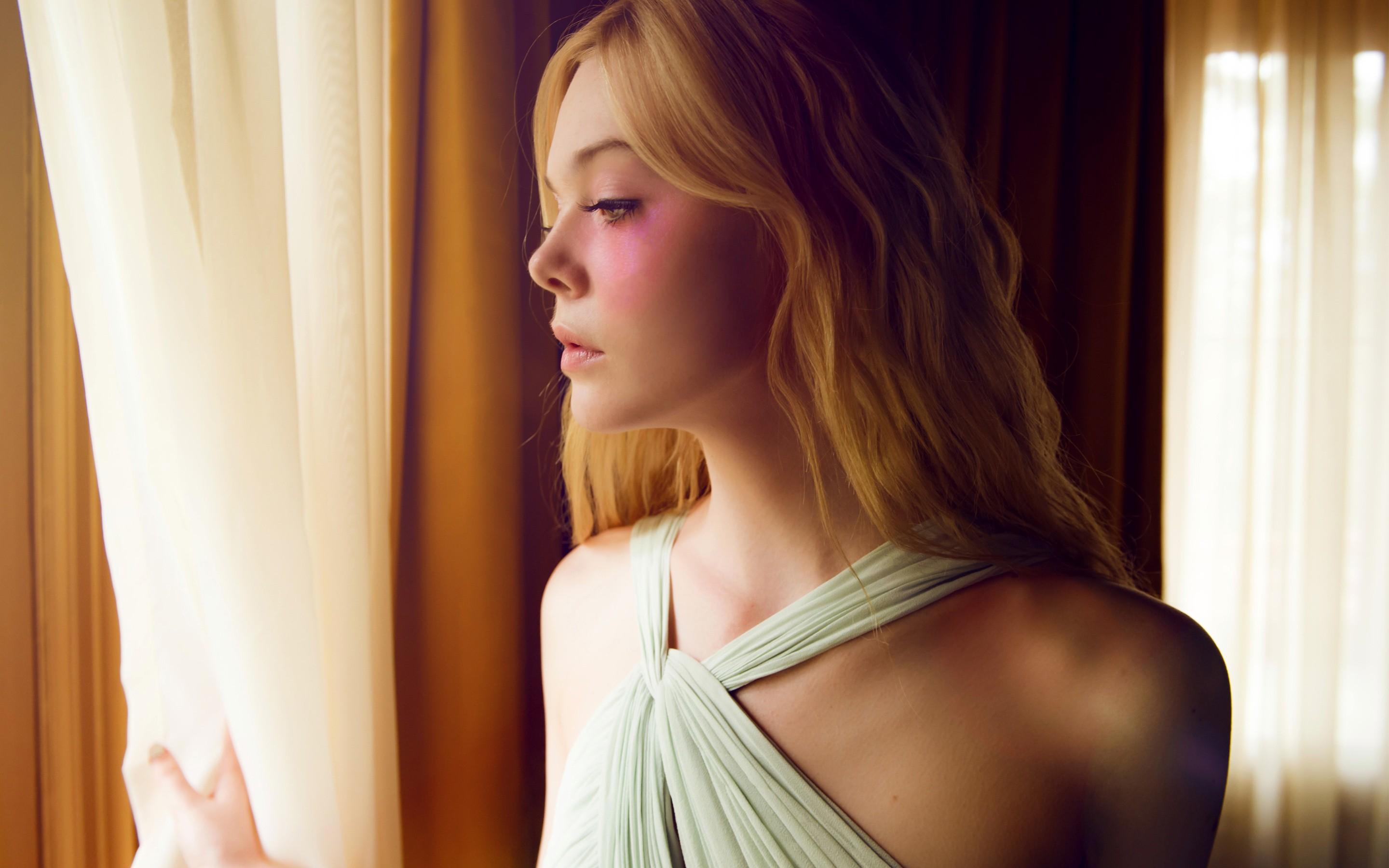 elle fanning wallpaper iphone