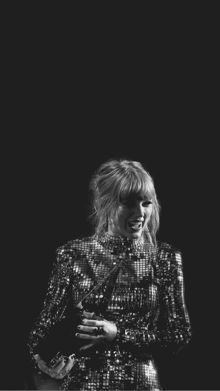 Heres a lockscreen! Taylor was amazing at the AMA's