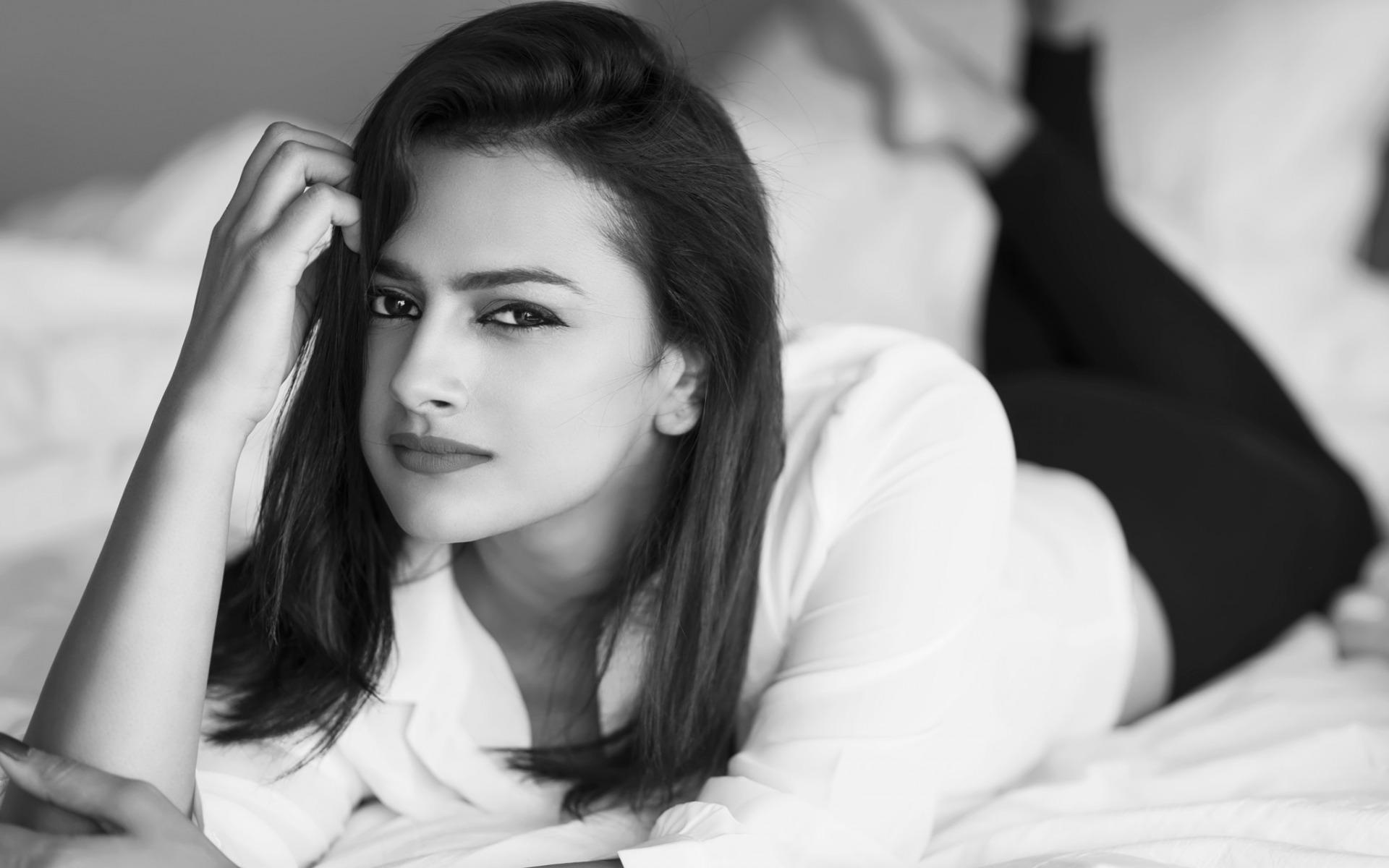 Download wallpaper Shraddha Srinath, monochrome, indian actress