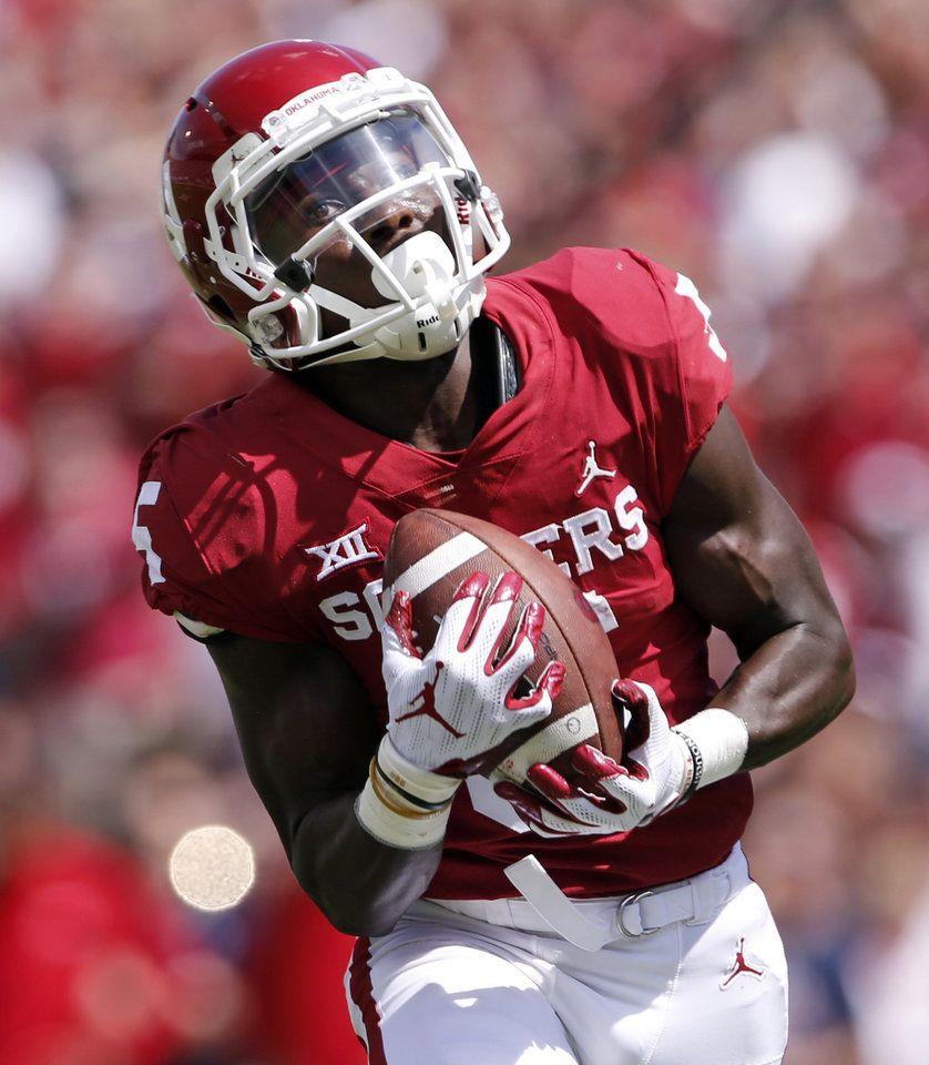 Oklahoma\'s Marquise Brown (5) catches a Kyler Murray pass for a