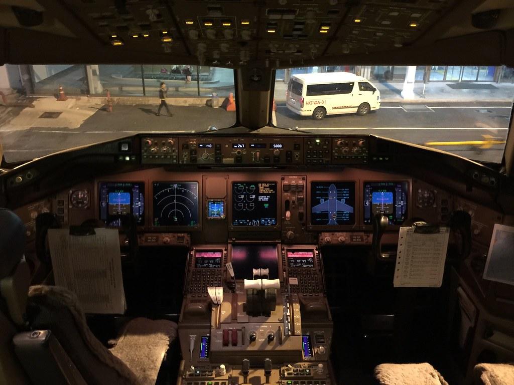 Thai Airways Boeing 777 2D7 ER Cockpit HS TJT
