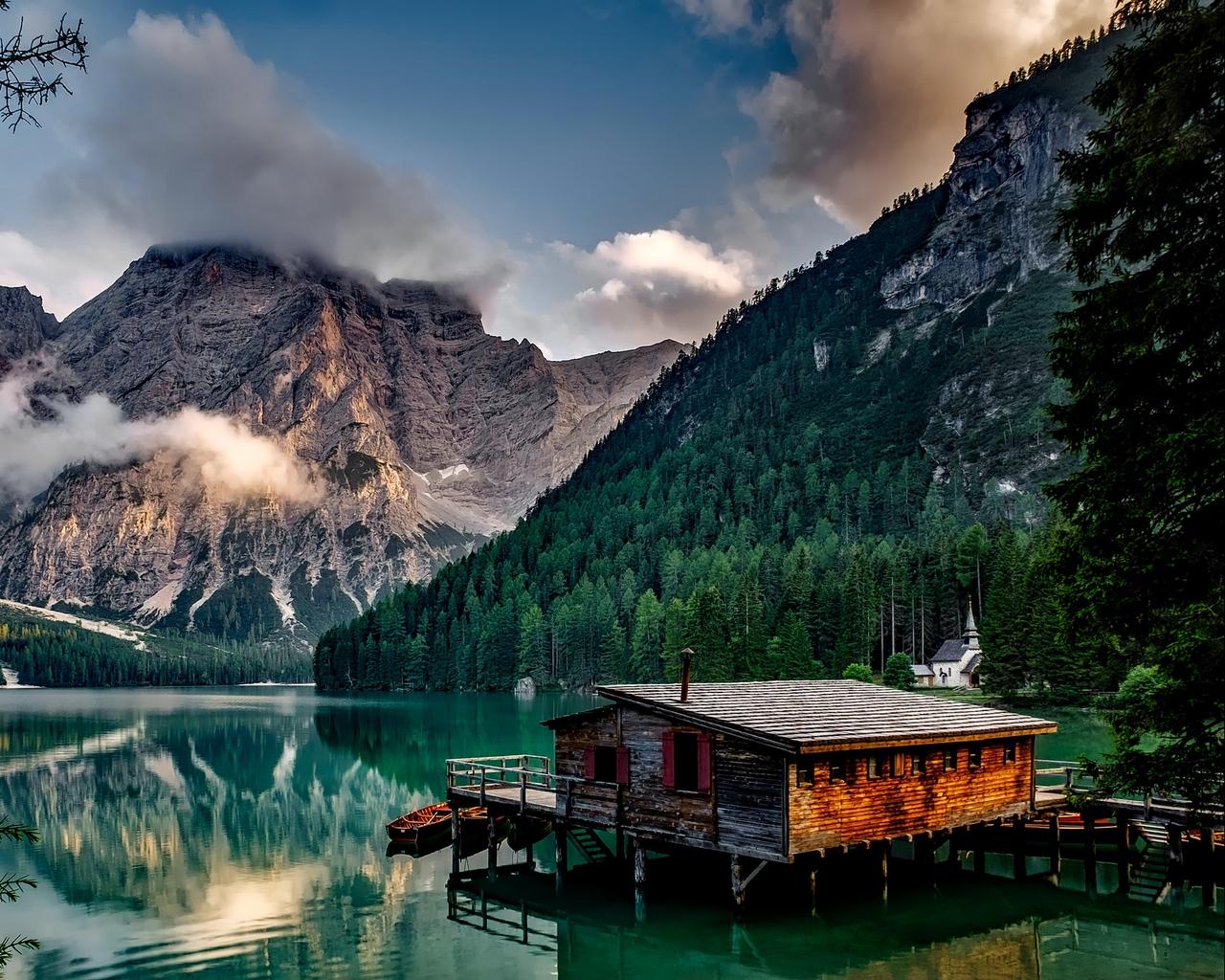 Download wallpaper 1280x1024 italy, mountain, lake, building