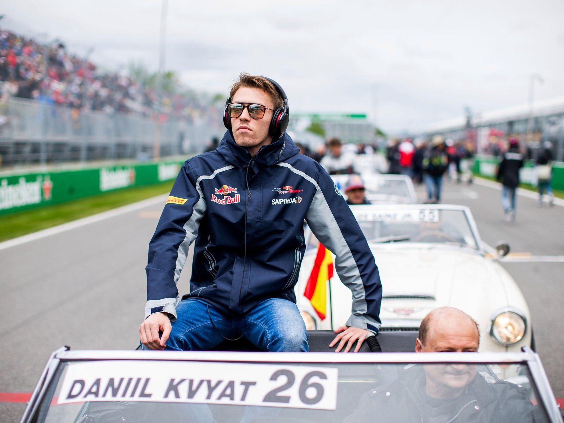 Daniil Kvyat, Carlos Sainz, track action, garage, team, pitlane