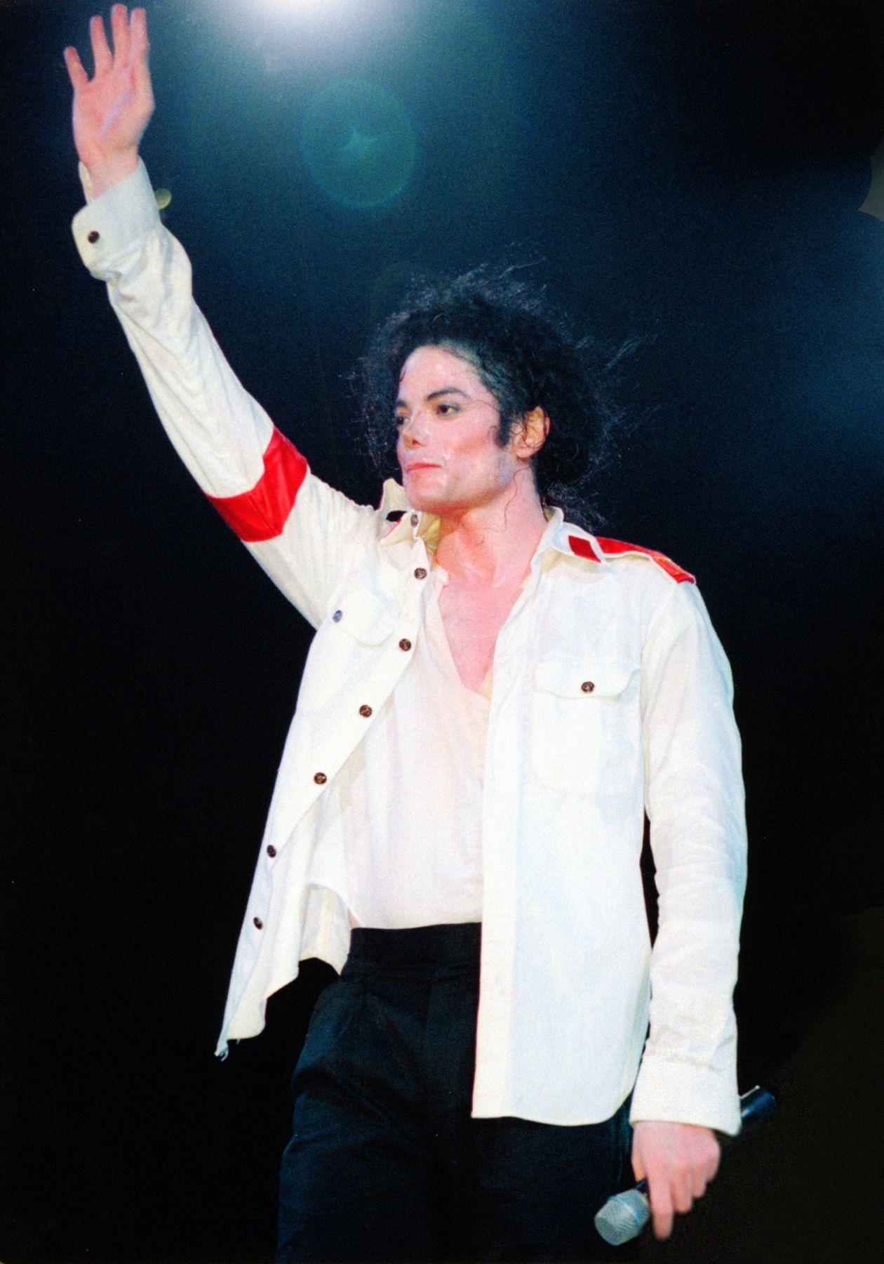 Dangerous Tour In The Mirror. MJ: Michael Jackson. Michael