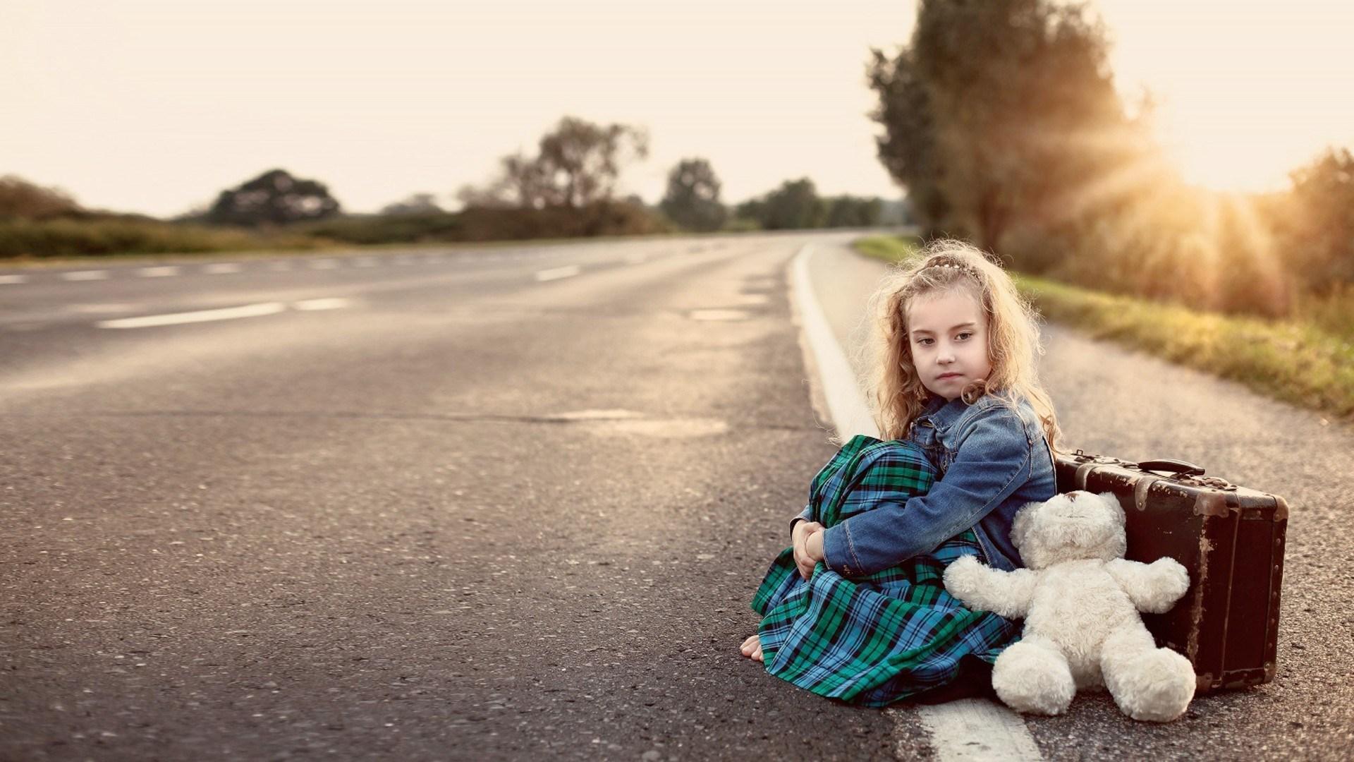 Cute Small Girl Wait On Road With Teddy Bear HD Pics, HD