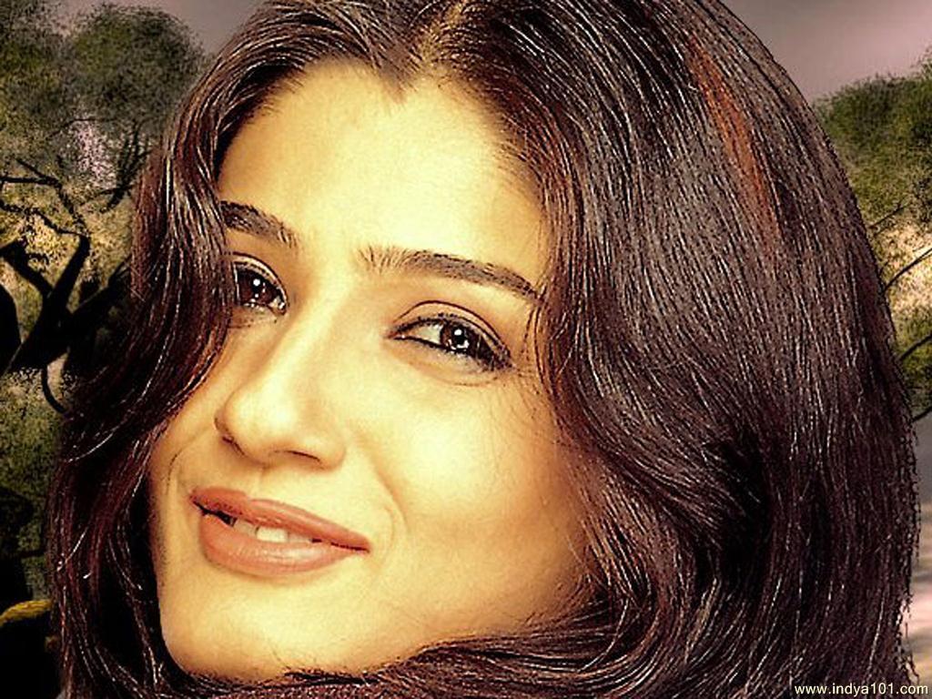 Raveena Tandon wallpaper - (1024x768), Indya101.com