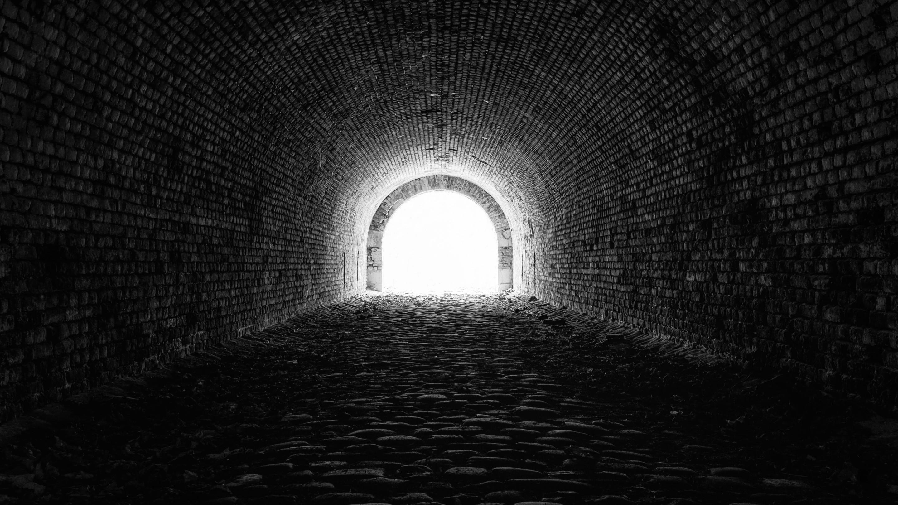 Download wallpaper: Light at the end of the tunnel 2880x1620