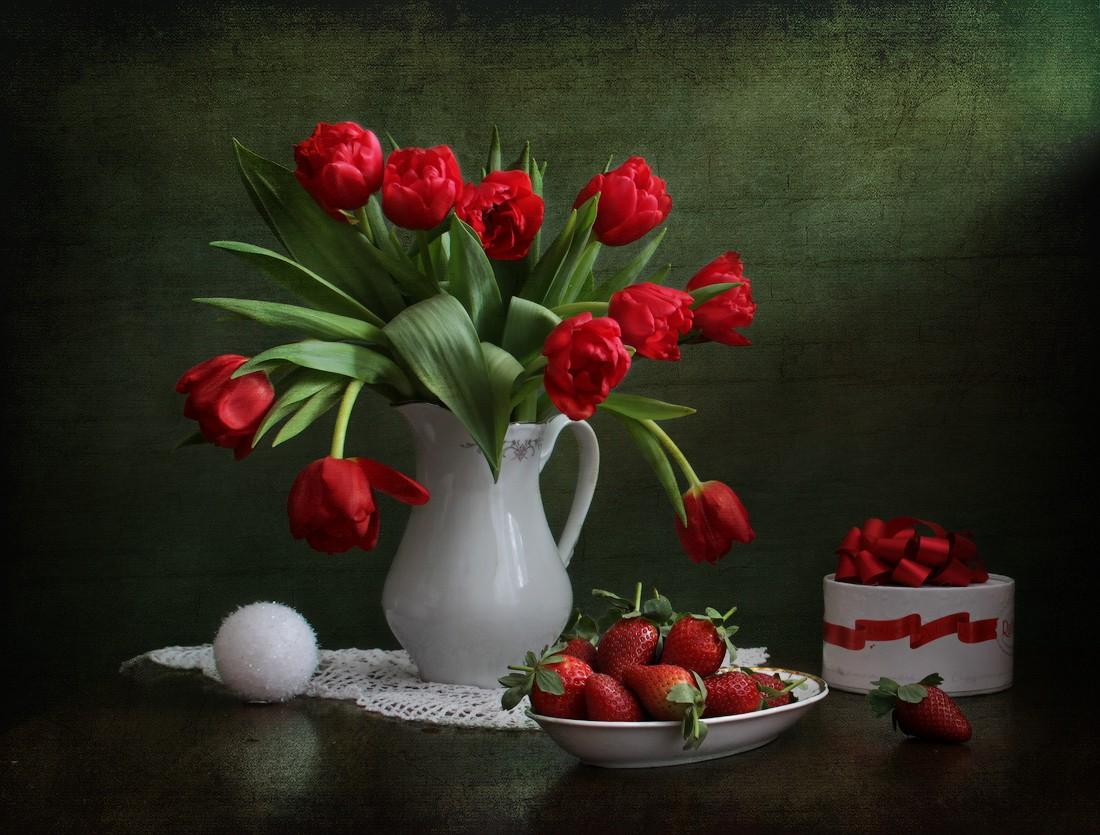 Group of Strawberries And Flowers Wallpaper