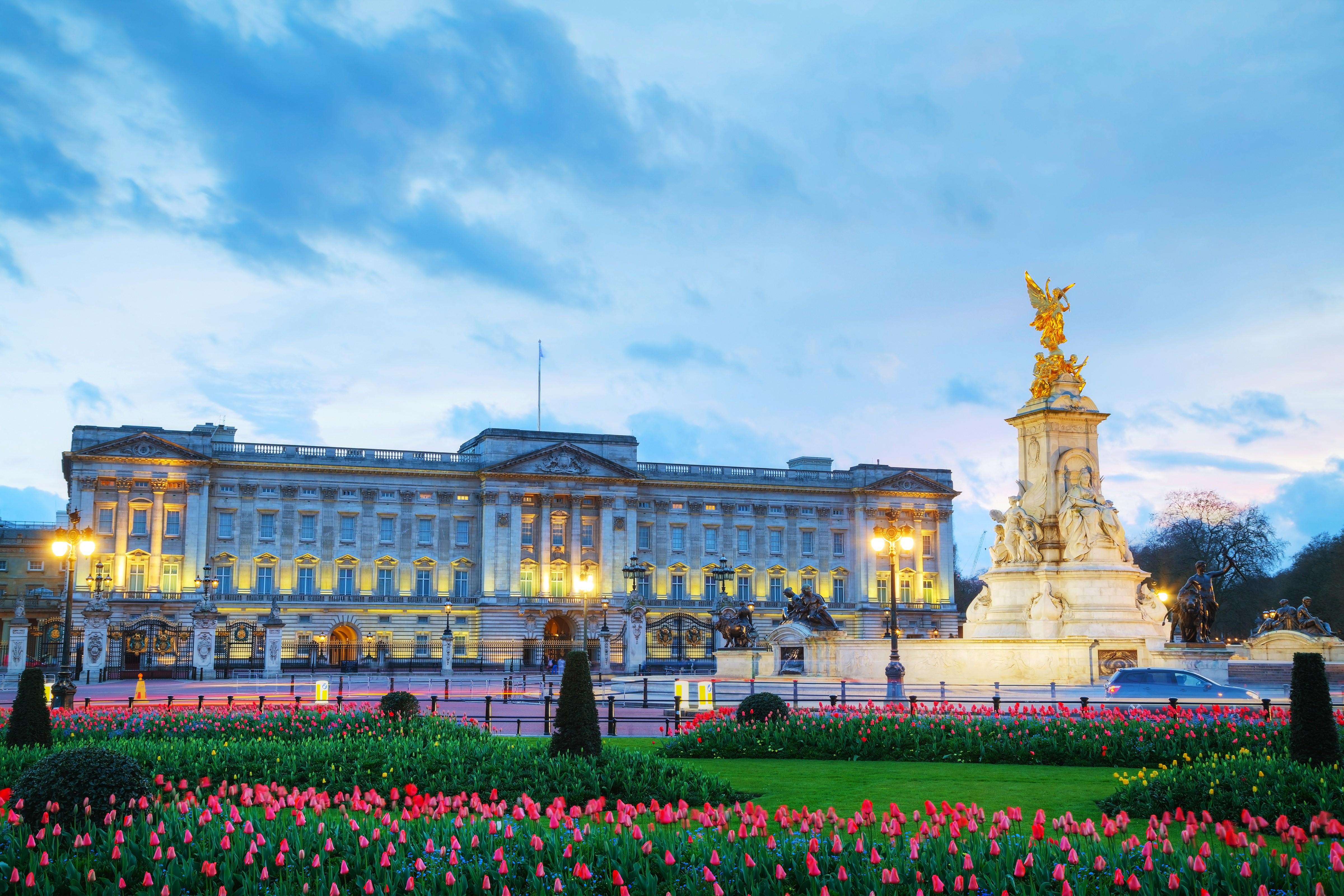 Beautiful Wallpaper of Buckingham Palace in London England