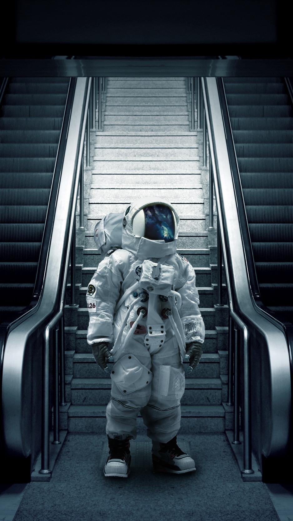 Download wallpaper 938x1668 astronaut, cosmonaut, spacesuit