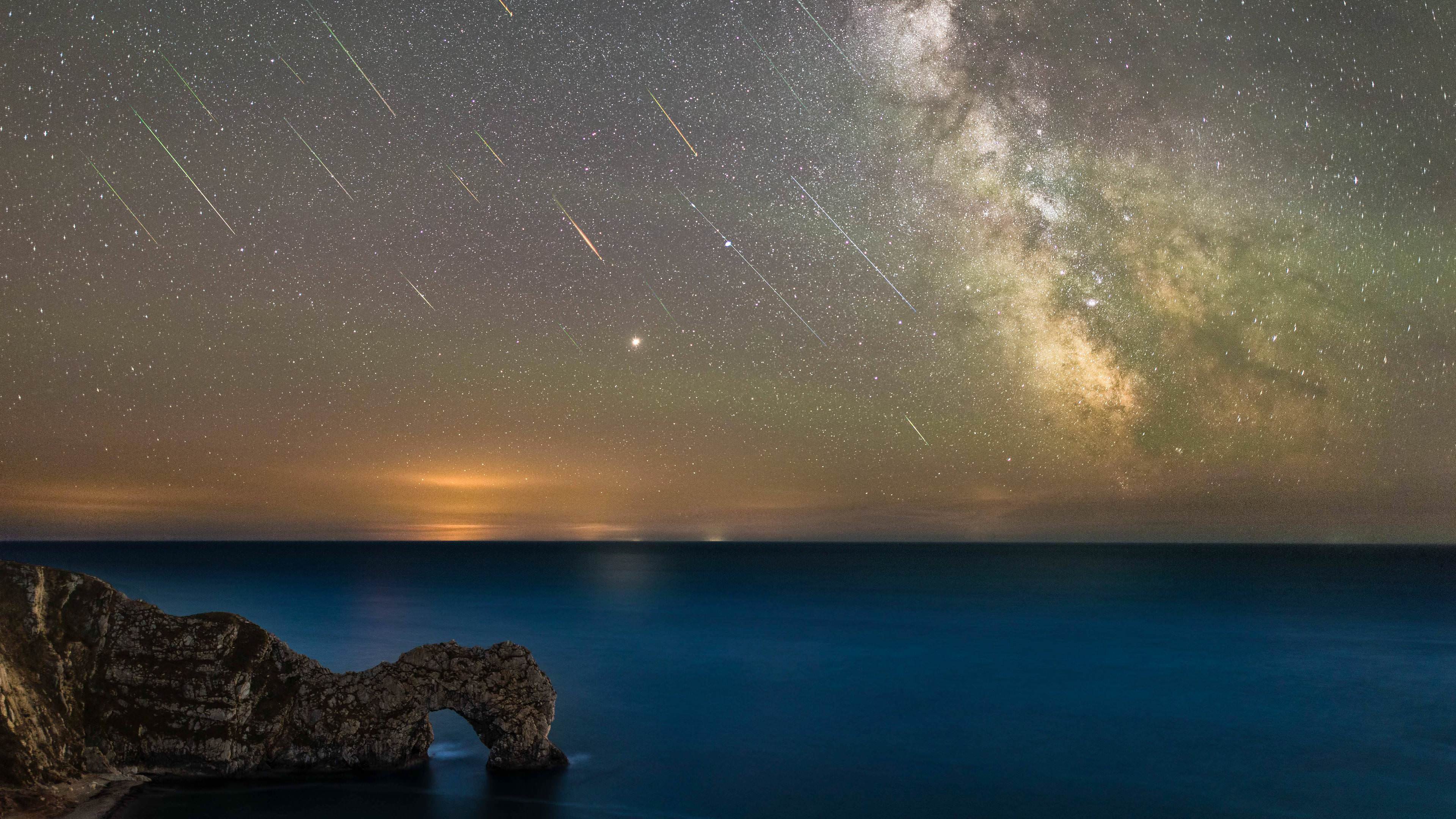 Durdle Door Under the Perseid Meteor Shower 4K wallpaper