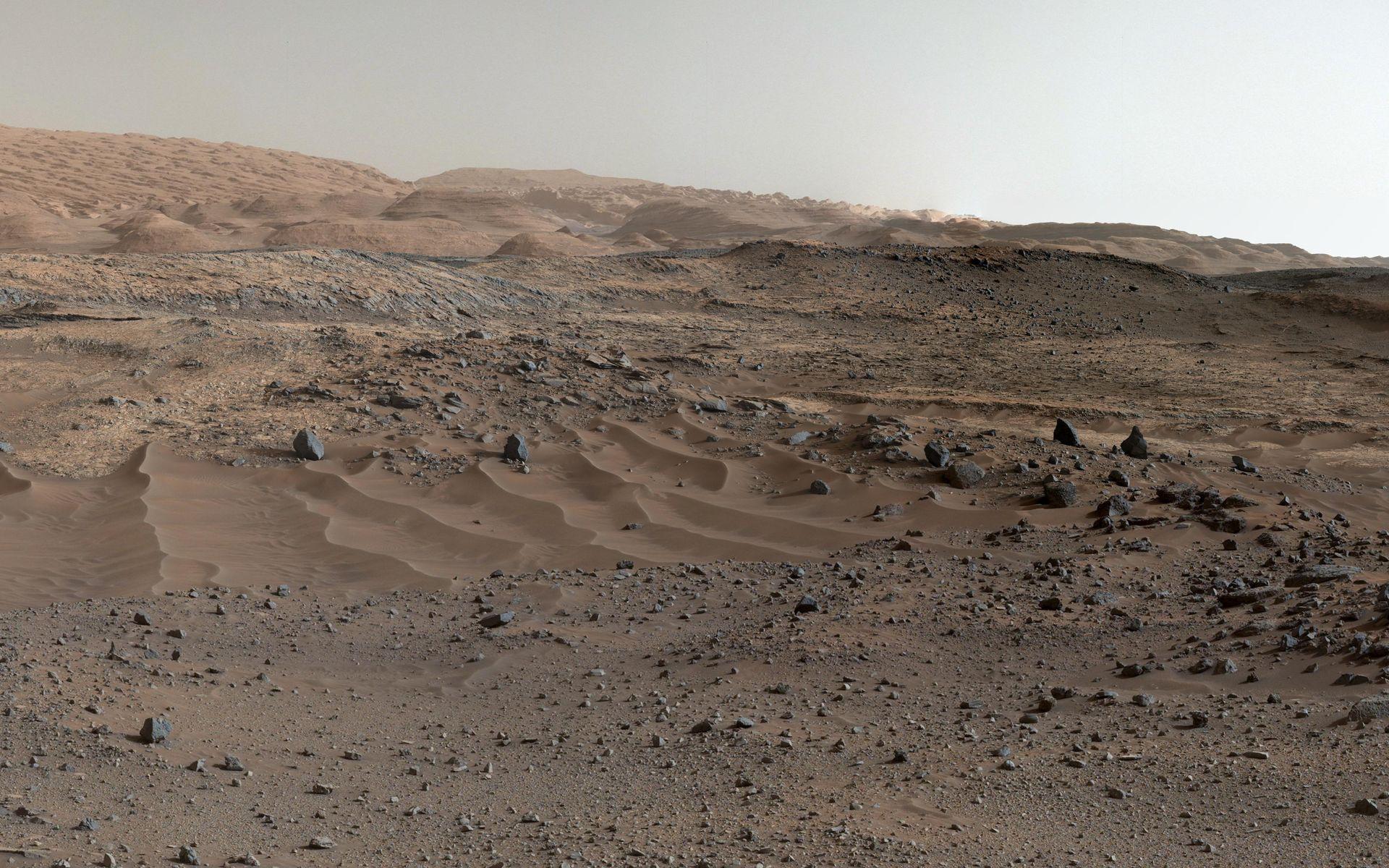 Space Image. Curiosity Rover's View of Alluring Martian Geology Ahead