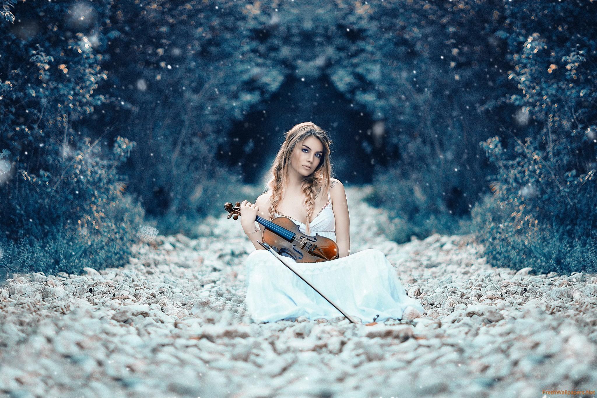 Beautiful Girl With Violin wallpaper