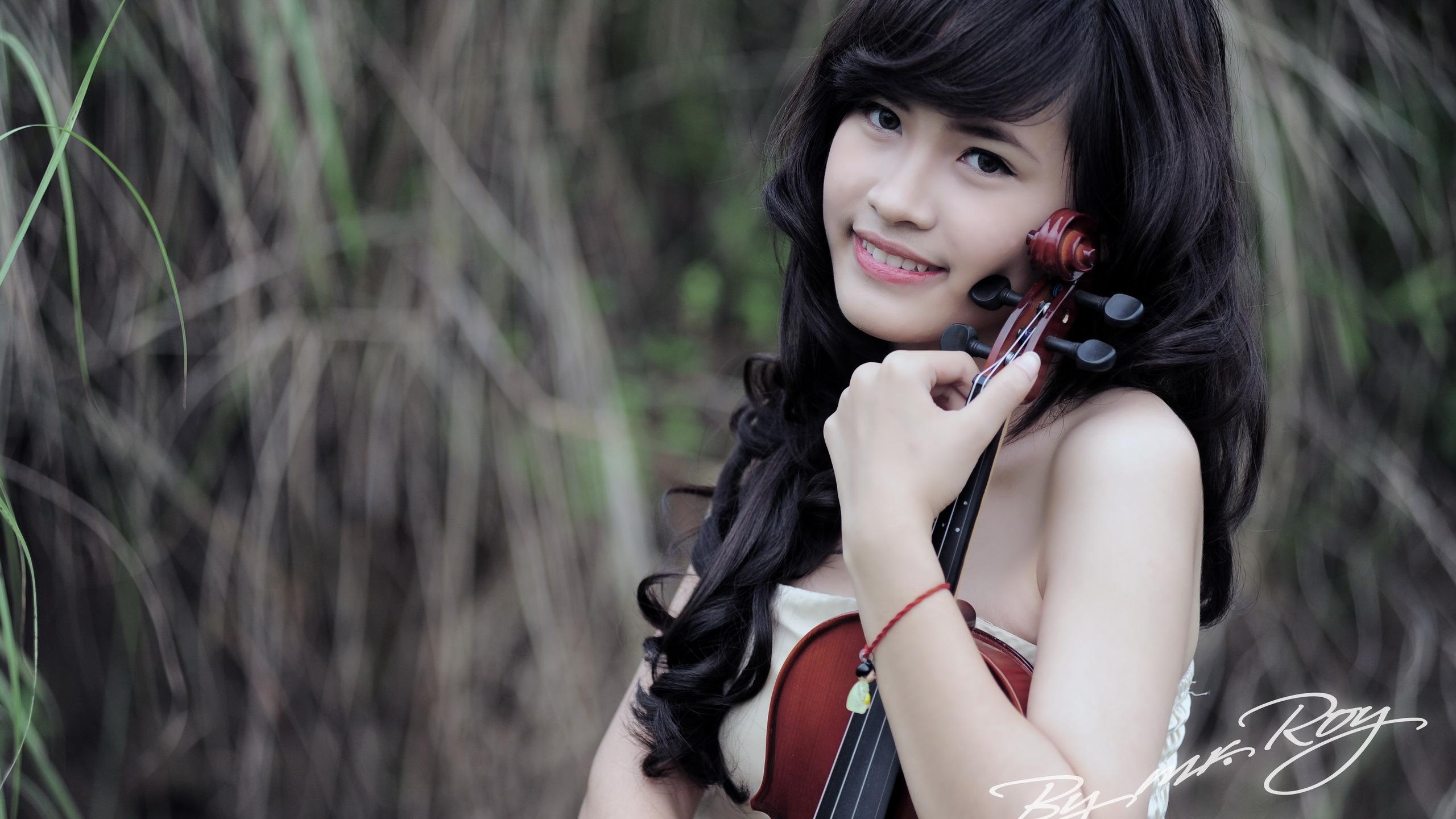 Girl with violin wallpaper and image, picture, photo